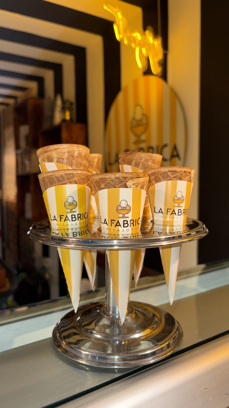 Conos de La Fábrica con el sello a rayas